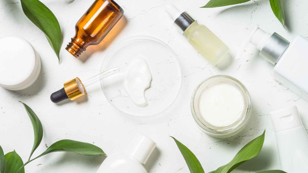 מוצרי קוסמטיקה המבוססים על ארס הדבורה ותאי גזע צמחיים משווייץ